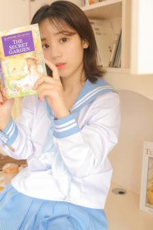 被宿友集体扒开腿用黄瓜调教